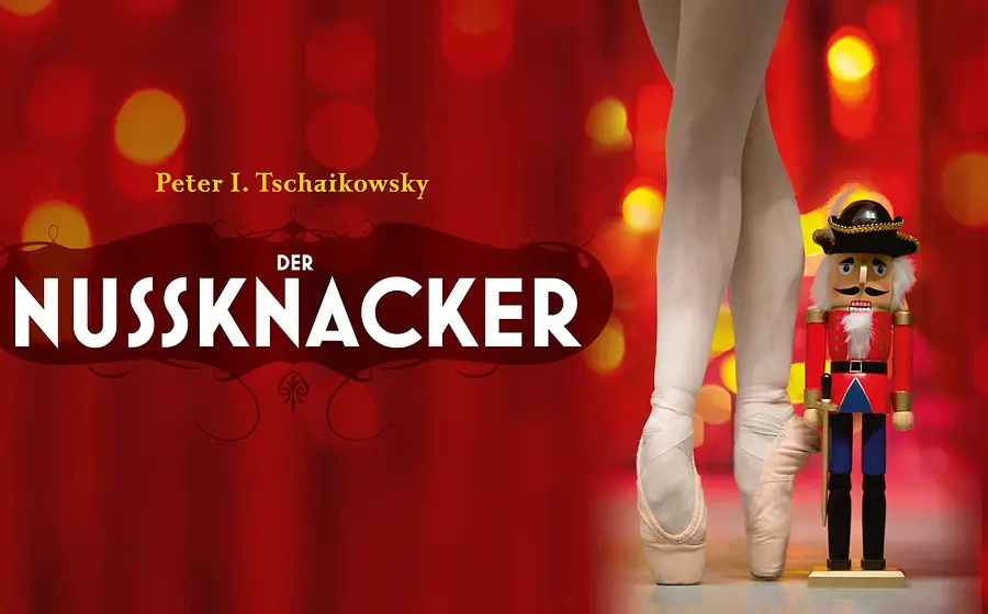 Plakat zu Der Nussknacker von Peter I. Tschaikowsky: Ballettspitzen neben Nussknackerfigur vor rotem Hintergrund mit Titeltext.