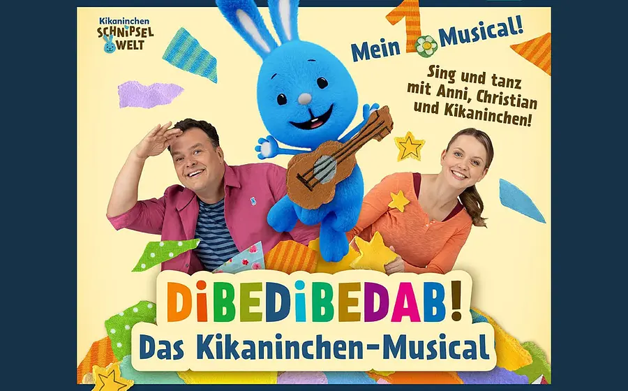 Das Plakat für das Event „Dibedibedab! – Das Kikaninchen-Musical“ mit farbenfrohen, kindgerechten Illustrationen, einem blauen Hasen mit Gitarre und den beiden Künstlern auf gelbem Hintergrund.