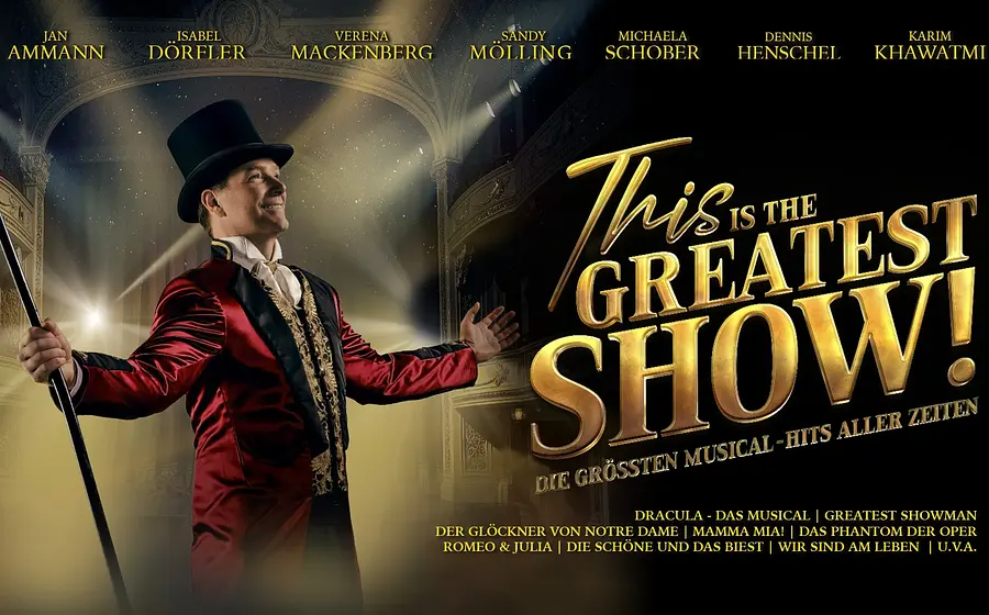 Plakat This Is The Greatest Show mit einer Person im roten Frack und Zylinder auf einer Theaterbühne, die mit ausgestreckten Armen und Gehstock vor Scheinwerferlicht posiert, vor historischer Theaterkulisse mit großem goldenen Schriftzug This Is The Greatest Show und den Namen der Mitwirkenden im oberen Bildbereich.