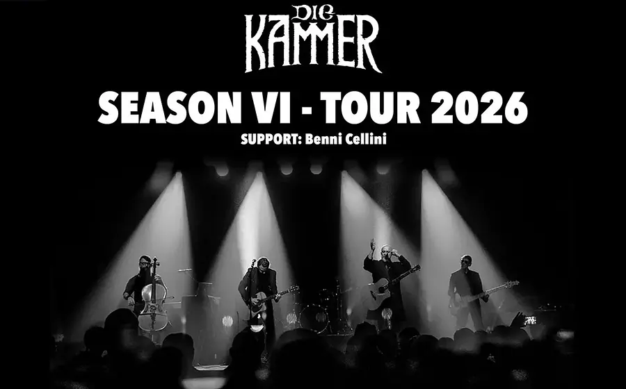 Plakat von Die Kammer mit vier Musikern auf einer Konzertbühne vor Publikum, beleuchtet von vier weißen Spotlights, darüber die Schriftzüge Die Kammer, Season VI – Tour 2026 sowie Support Benni Cellini auf schwarzem Hintergrund.
