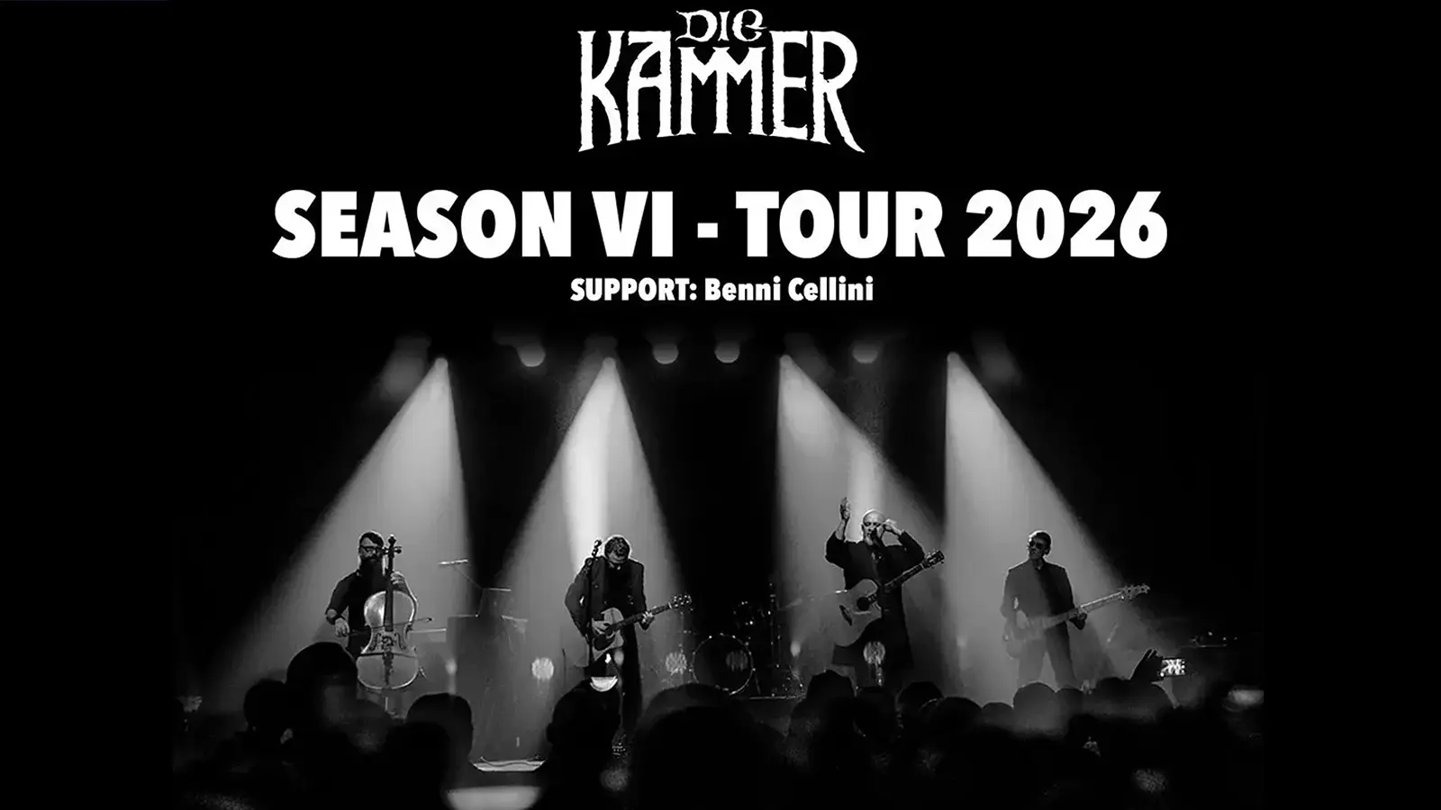 Plakat von Die Kammer mit vier Musikern auf einer Konzertbühne vor Publikum, beleuchtet von vier weißen Spotlights, darüber die Schriftzüge Die Kammer, Season VI – Tour 2026 sowie Support Benni Cellini auf schwarzem Hintergrund.
