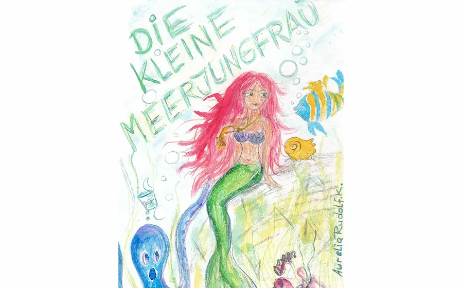 Plakat Die kleine Meerjungfrau mit gezeichneter Meerjungfrau mit pinken Haaren und grünem Fischschwanz unter Wasser, umgeben von Fischen, einer Qualle und Muscheln, dazu der handschriftliche Titel Die kleine Meerjungfrau