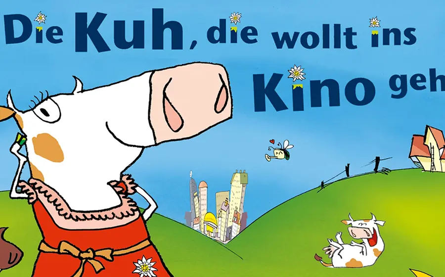 Illustration einer Comic-Kuh in rotem Kleid auf einer grünen Wiese mit Hügeln, Stadt im Hintergrund und dem Titel ‚Die Kuh, die wollt ins Kino gehn
