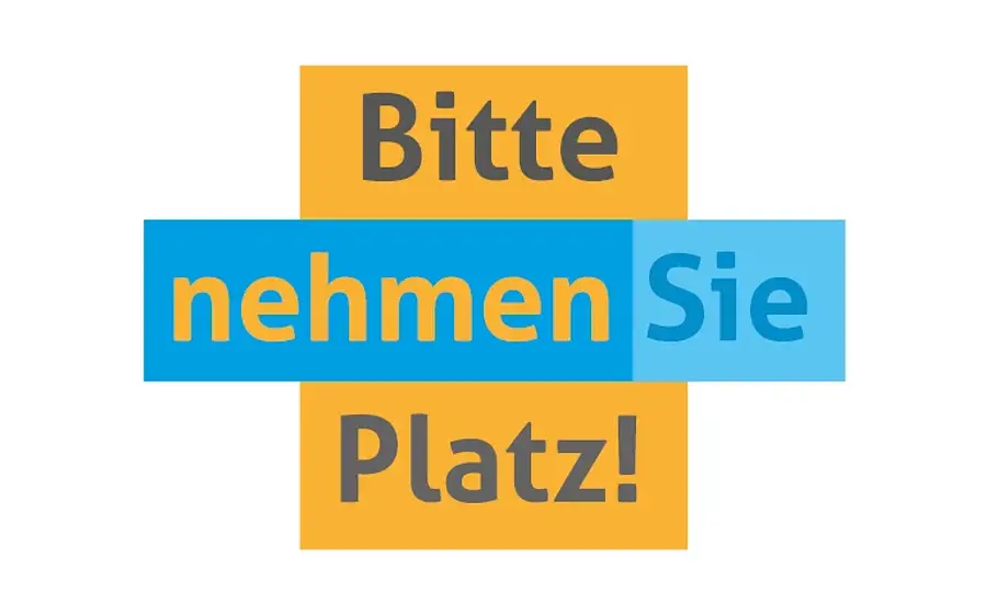 Grafische Gestaltung mit den Worten „Bitte nehmen Sie Platz!“ auf hellgrauem Hintergrund. Die Wörter sind in großen Buchstaben auf überlappenden orangefarbenen und blauen Rechtecken angeordnet, wodurch der Schriftzug hervorgehoben wird.