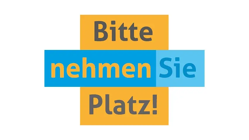 Grafische Gestaltung mit den Worten „Bitte nehmen Sie Platz!“ auf hellgrauem Hintergrund. Die Wörter sind in großen Buchstaben auf überlappenden orangefarbenen und blauen Rechtecken angeordnet, wodurch der Schriftzug hervorgehoben wird.