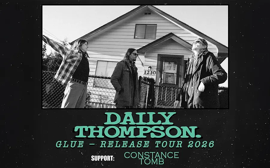 Schwarzweißfoto von drei Personen vor einem Wohnhaus, darunter grüner Schriftzug DAILY THOMPSON und Hinweis auf Tour 2026 sowie Support Constance Tomb