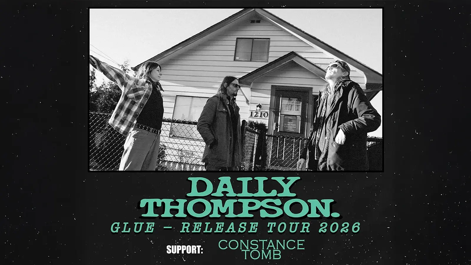 Schwarzweißfoto von drei Personen vor einem Wohnhaus, darunter grüner Schriftzug DAILY THOMPSON und Hinweis auf Tour 2026 sowie Support Constance Tomb
