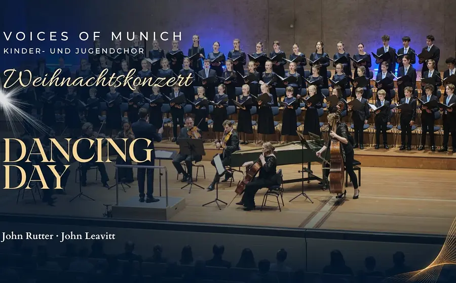 Plakat des Kinder- und Jugendchors Voices of Munich mit großem Chor auf gestaffelten Podesten und Kammerorchester auf einer Konzertbühne vor Publikum, ergänzt durch die Schriftzüge Weihnachtskonzert, Dancing Day sowie die Komponistennamen John Rutter und John Leavitt.