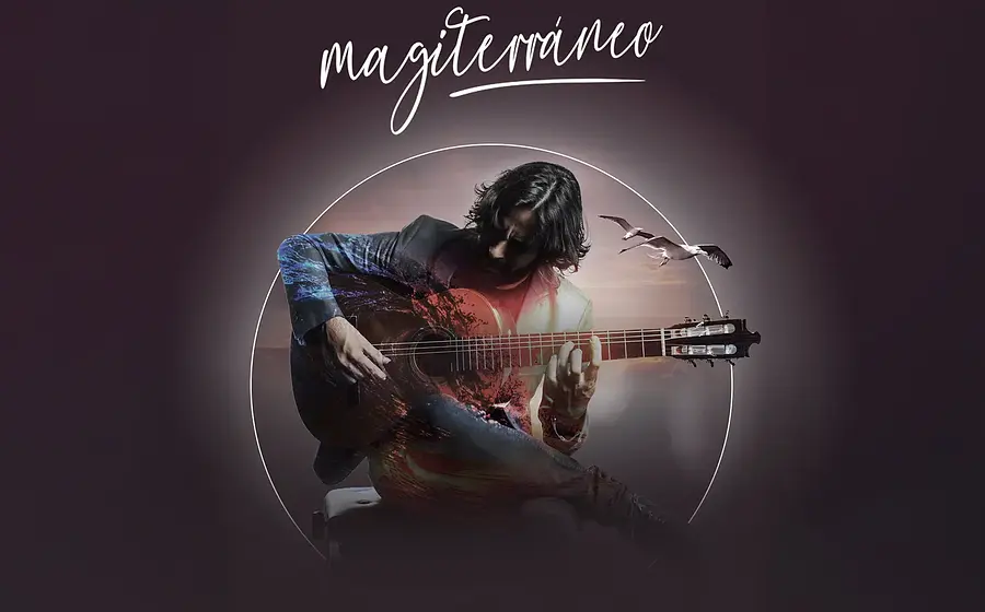 Plakat Magiterráneo mit dem Gitarristen Daniel Casares, der eine Flamencogitarre spielt, vor violettem Hintergrund mit Meer- und Möwenmotiven sowie dem Schriftzug Magiterráneo