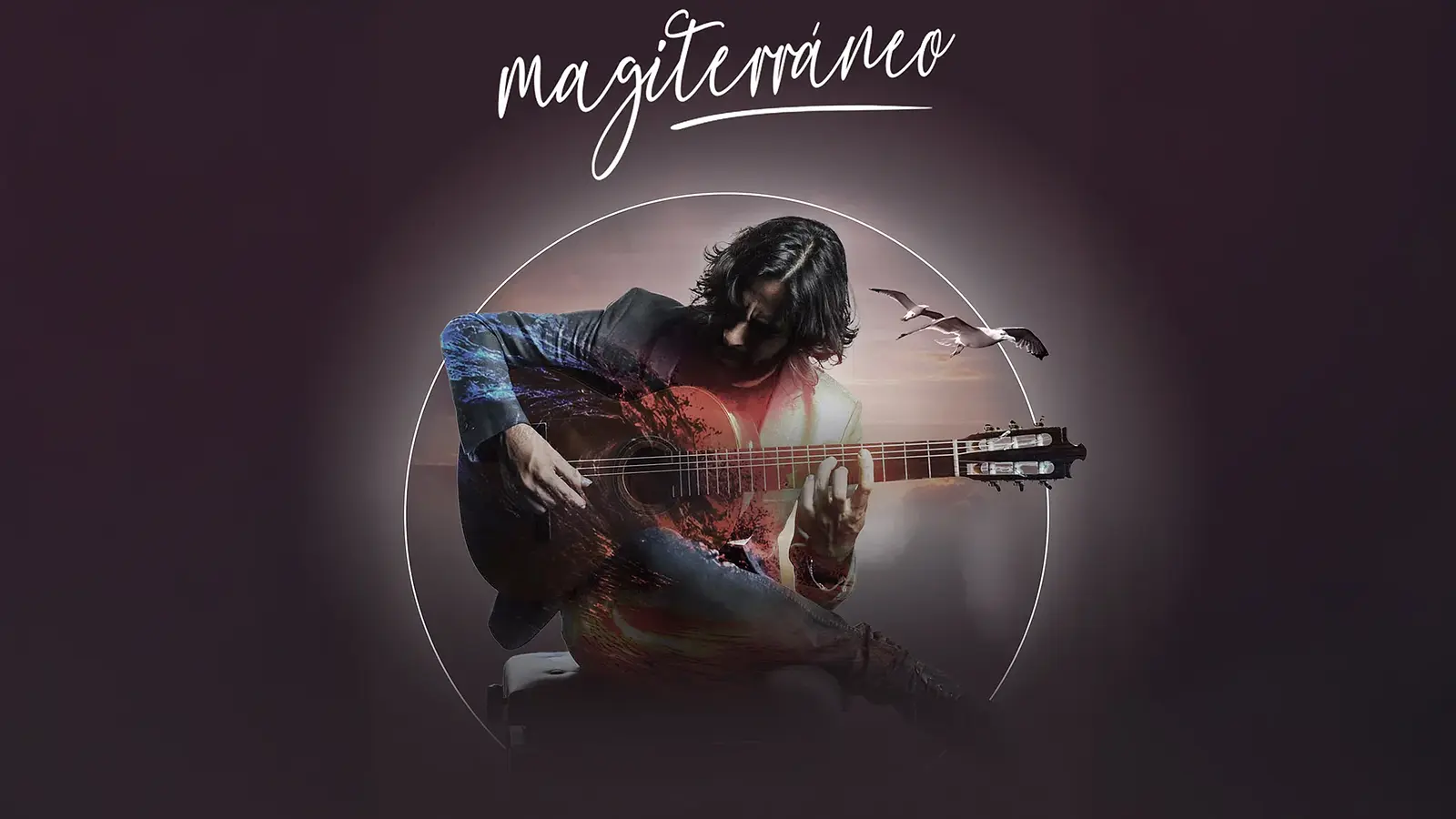 Plakat Magiterráneo mit dem Gitarristen Daniel Casares, der eine Flamencogitarre spielt, vor violettem Hintergrund mit Meer- und Möwenmotiven sowie dem Schriftzug Magiterráneo