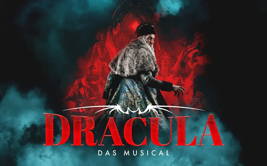 Artwork mit Schriftzug "Dracula das Musical". Im Hintergrund ein Darsteller mit aufwendigem Kostüm, der im Nebel steht.