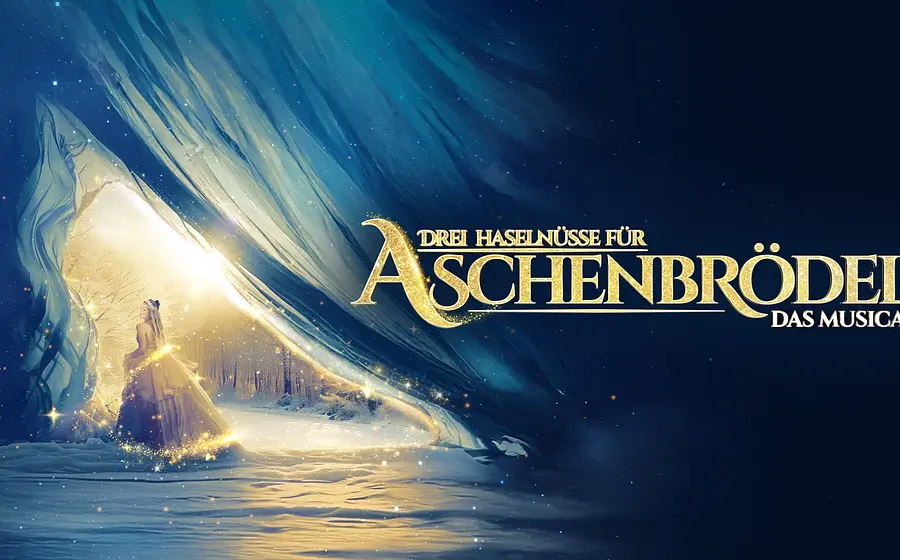 Plakat Drei Haselnüsse für Aschenbrödel – Das Musical mit einer märchenhaften Figur im langen Kleid in verschneiter Winterlandschaft, umgeben von goldenen Lichteffekten unter einem geöffneten blauen Vorhang, daneben der goldene Titel