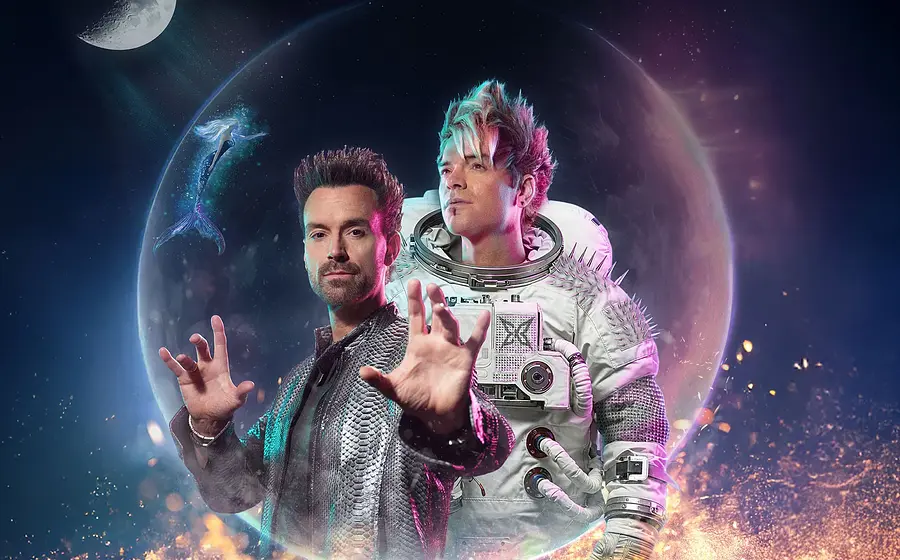 Foto für das Event EHRLICH BROTHERS – WONDERLAND mit einem Bild der Künstler, wobei einer von ihnen als Astronaut gekleidet ist und im Hintergrund ein Planet und der Mond zu sehen sind