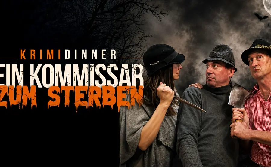 Plakat Krimidinner Ein Kommissar zum Sterben mit drei Personen vor düsterem Hintergrund mit Nebel, Mond und Fledermäusen, eine Person hält ein Messer, eine weitere ein Fleischerbeil, daneben der große Schriftzug Krimidinner Ein Kommissar zum Sterben