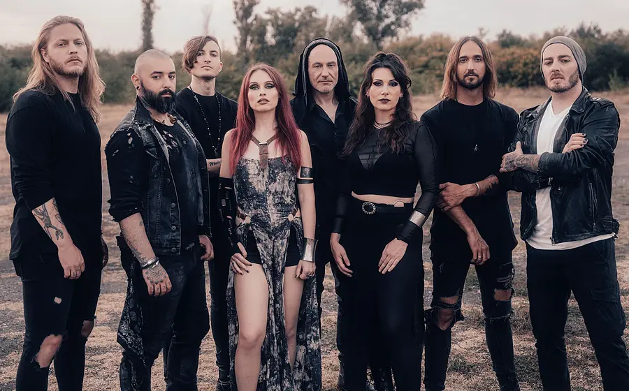 Outdoor-Foto für das Event von Eluveitie mit der gesamten Band (alle Mitglieder gemeinsam im Freien).