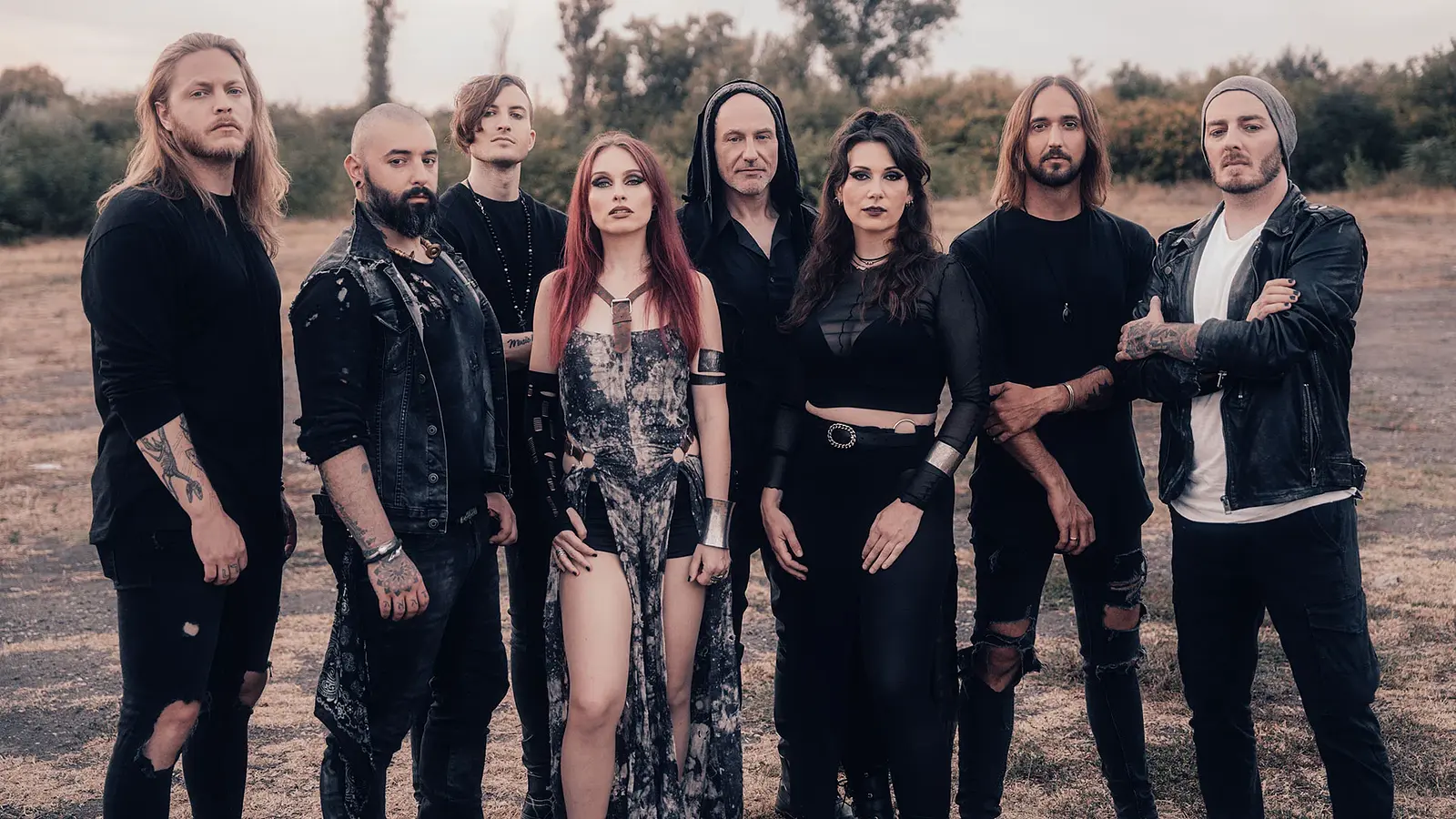 Outdoor-Foto für das Event von Eluveitie mit der gesamten Band (alle Mitglieder gemeinsam im Freien).