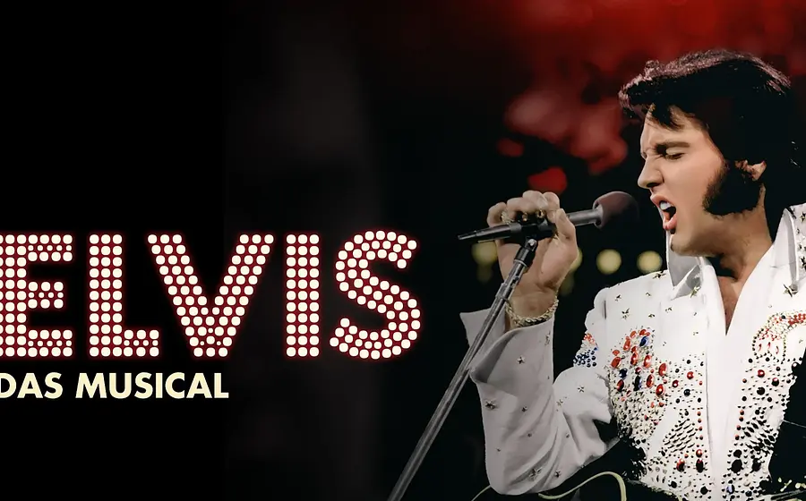Plakat für Elvis – Das Musical mit Bühnenaufnahme einer Person in weißem, glitzerndem Outfit, die eine Gitarre hält und ins Mikrofon singt, roter Hintergrund, links große Schrift ELVIS DAS MUSICAL