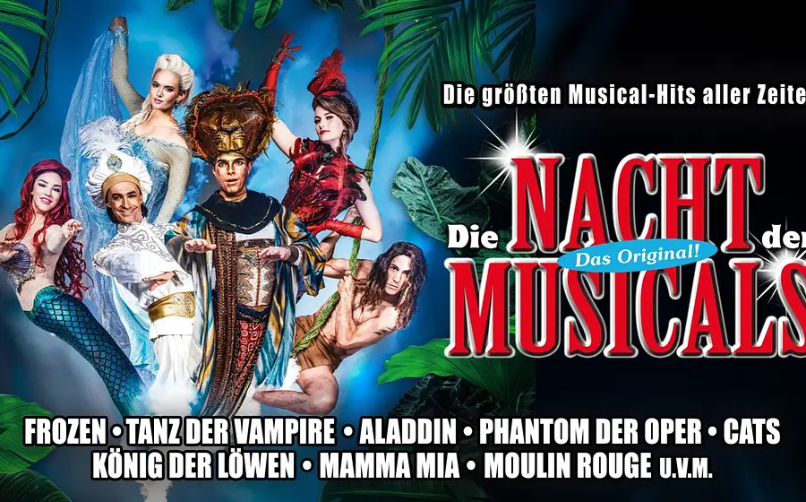 Werbebanner für „Die Nacht der Musicals“ mit Darstellerinnen und Darstellern in Kostümen aus bekannten Musicals vor tropischer Kulisse sowie einer Titelliste, darunter Frozen, Aladdin, Der König der Löwen und Mamma Mia.
