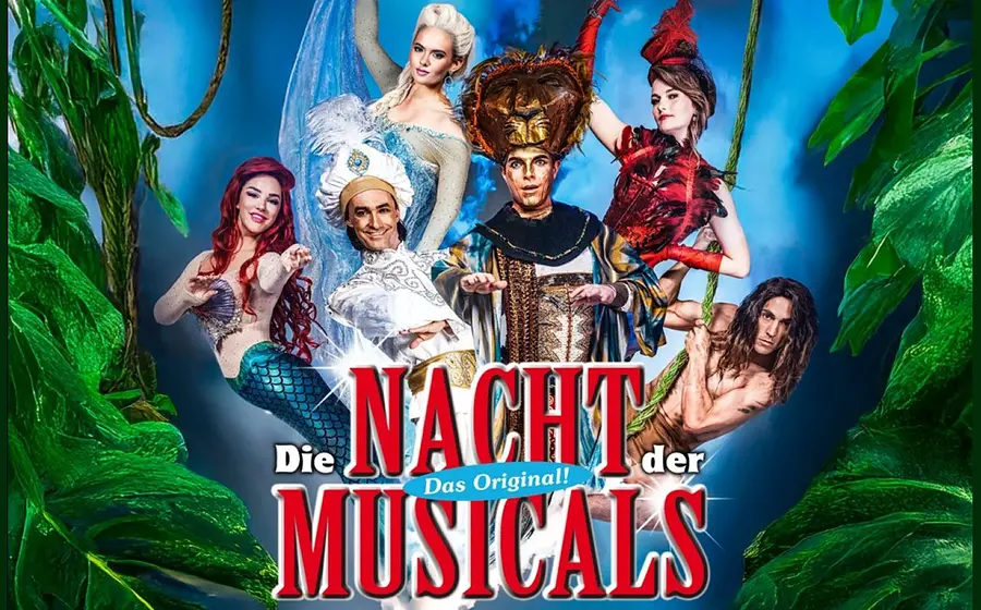 Werbegrafik zur Show Die Nacht der Musicals mit sechs Darstellerinnen und Darstellern in farbenfrohen Kostümen. Figuren wie Meerjungfrau, Dschinni und Tarzan stehen vor blauem Hintergrund, umrahmt von grünen Pflanzen.