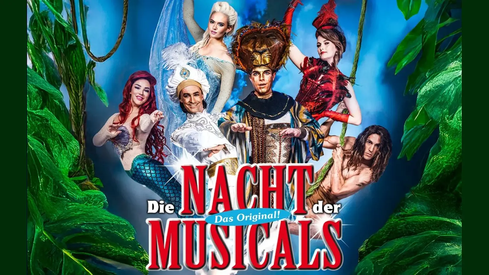 Werbegrafik zur Show Die Nacht der Musicals mit sechs Darstellerinnen und Darstellern in farbenfrohen Kostümen. Figuren wie Meerjungfrau, Dschinni und Tarzan stehen vor blauem Hintergrund, umrahmt von grünen Pflanzen.