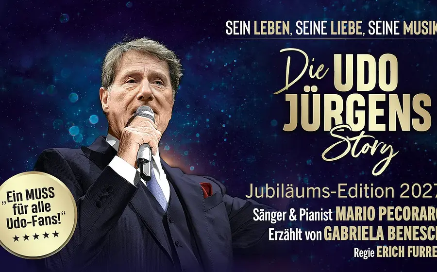 Werbemotiv zur „Die Udo Jürgens Story – Jubiläums-Edition 2027“ mit einer Person am Mikrofon vor blauem Hintergrund sowie dem Titel der Show und Informationen zu Mario Pecoraro, Gabriela Benesch und Erich Furrer.