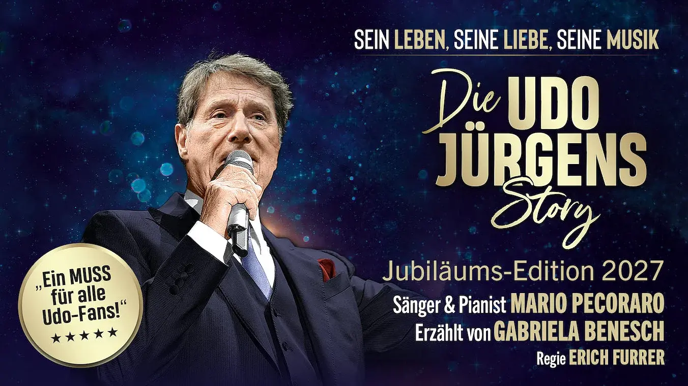Werbemotiv zur „Die Udo Jürgens Story – Jubiläums-Edition 2027“ mit einer Person am Mikrofon vor blauem Hintergrund sowie dem Titel der Show und Informationen zu Mario Pecoraro, Gabriela Benesch und Erich Furrer.