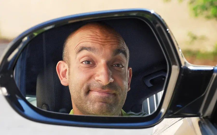 Django Asül in einem Rückspiegel