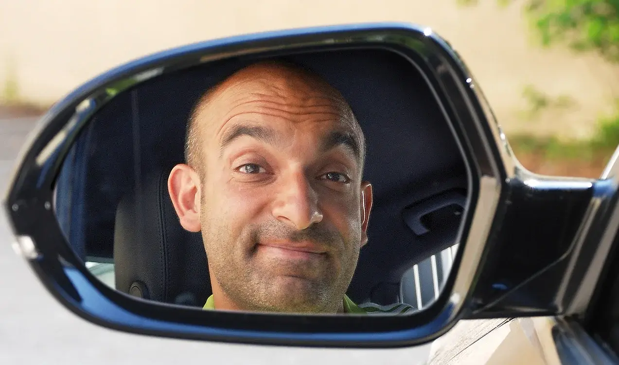 Django Asül in einem Rückspiegel
