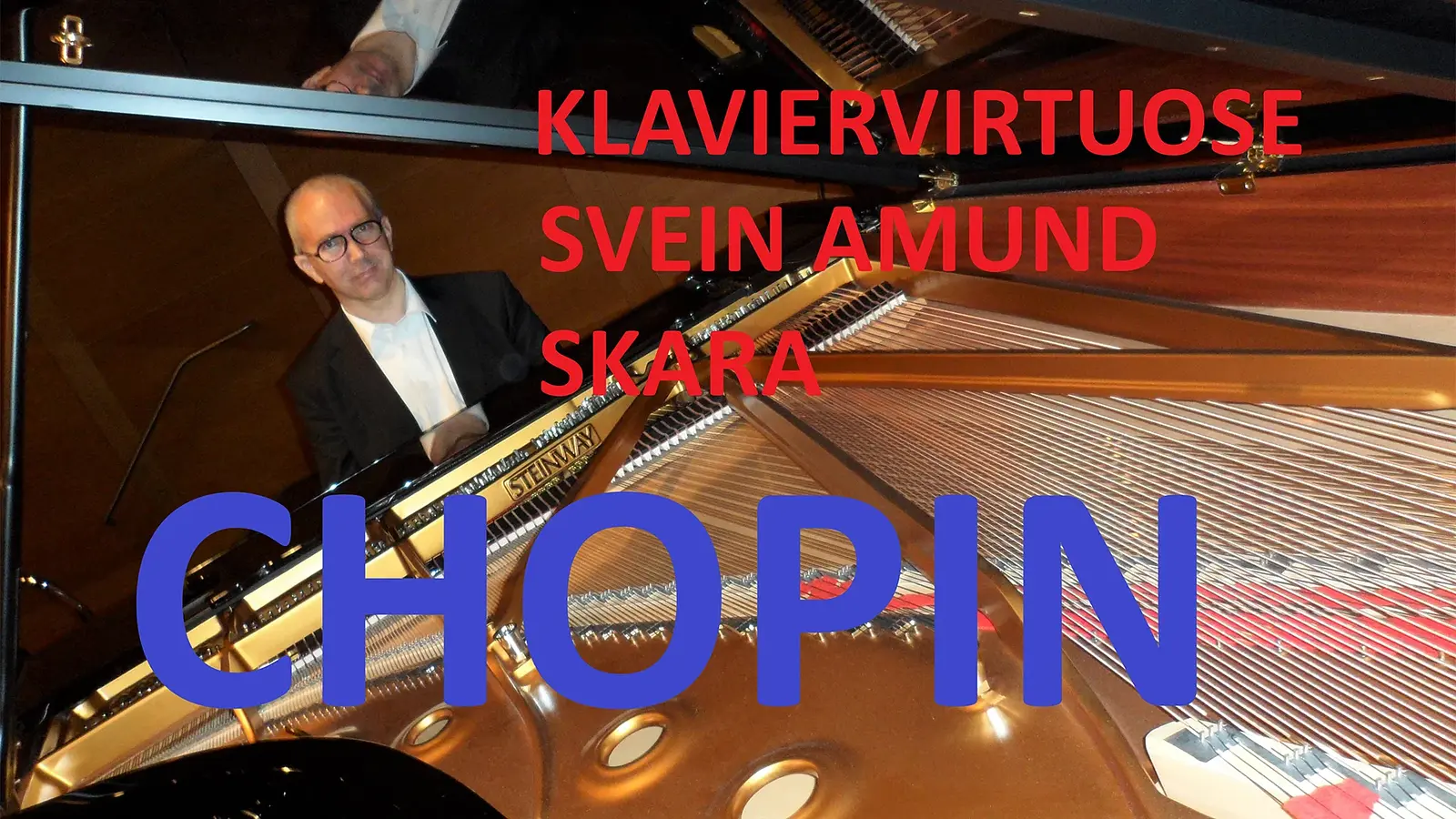 Ein Foto des Künstlers Svein Amund Skara an einem Konzertflügel, mit Aufschrift in rot und blau
