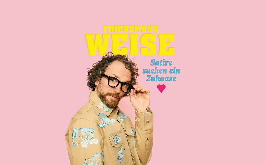 Grafik zu „Friedemann Weise – Satire sucht ein Zuhause“ mit Friedemann Weise vor rosa Hintergrund, mit Brille und beigem Hemd, daneben der Schriftzug „Friedemann Weise – Satire sucht ein Zuhause“.