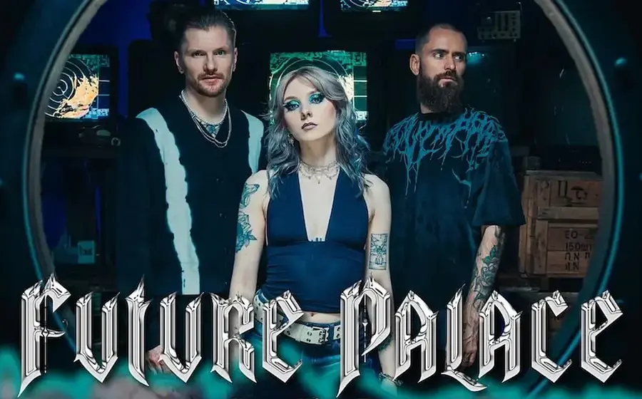 Drei Personen der Band Future Palace in einem dunklen Raum mit Monitoren; mittig eine Person mit silberblonden Haaren und blauem Oberteil, flankiert von zwei Personen in schwarzer Kleidung. Der Schriftzug Future Palace steht groß im Vordergrund