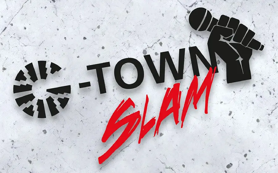 Logo des G Town Slam mit schwarzem Schriftzug und rotem Schriftzug Slam auf hellgrauem Hintergrund, ergänzt durch ein Mikrofonsymbol in einer erhobenen Faust sowie ein kreisförmiges grafisches Element links.