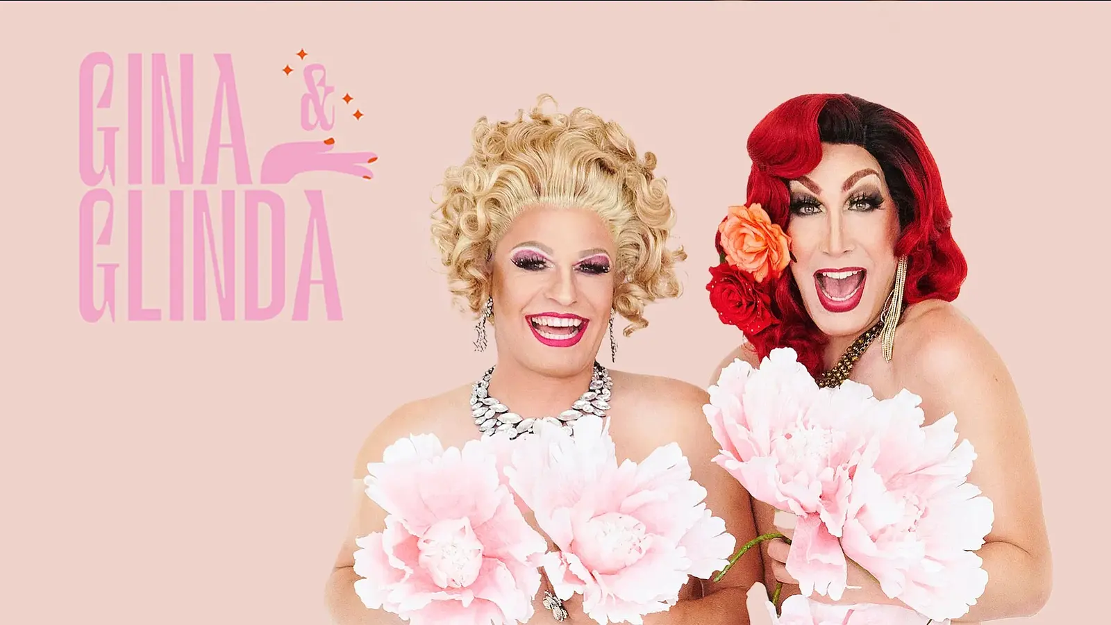Gina Colada & Glinda Glanz – zwei Travestie-Künstlerinnen mit glamourösem Styling und großen Blumen vor hellem Hintergrund, humorvolle Drag-Show im Silbersaal.