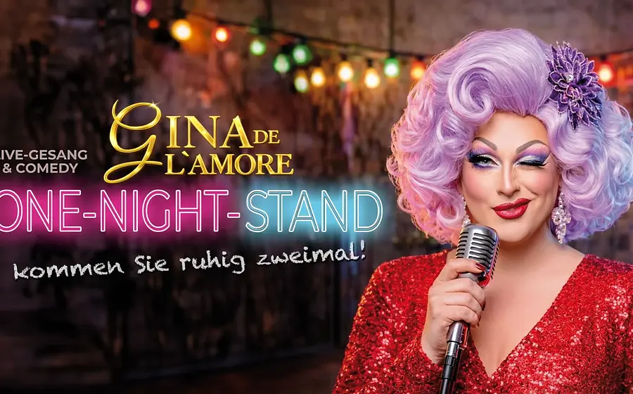 Person im roten Glitzerkleid und lila Perücke vor bunten Lichterketten (Gelb, Grün, Rot), goldener Schrift Gina de L’Amore und Neontext One‑Night‑Stand in Pink und Blau