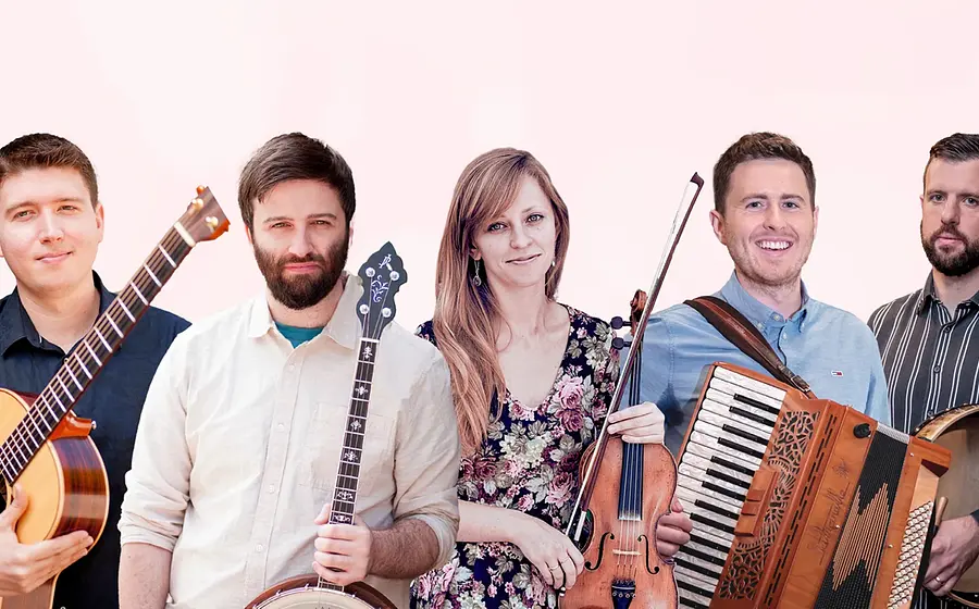 Die fünfkopfige Band Goitse mit Instrumenten
