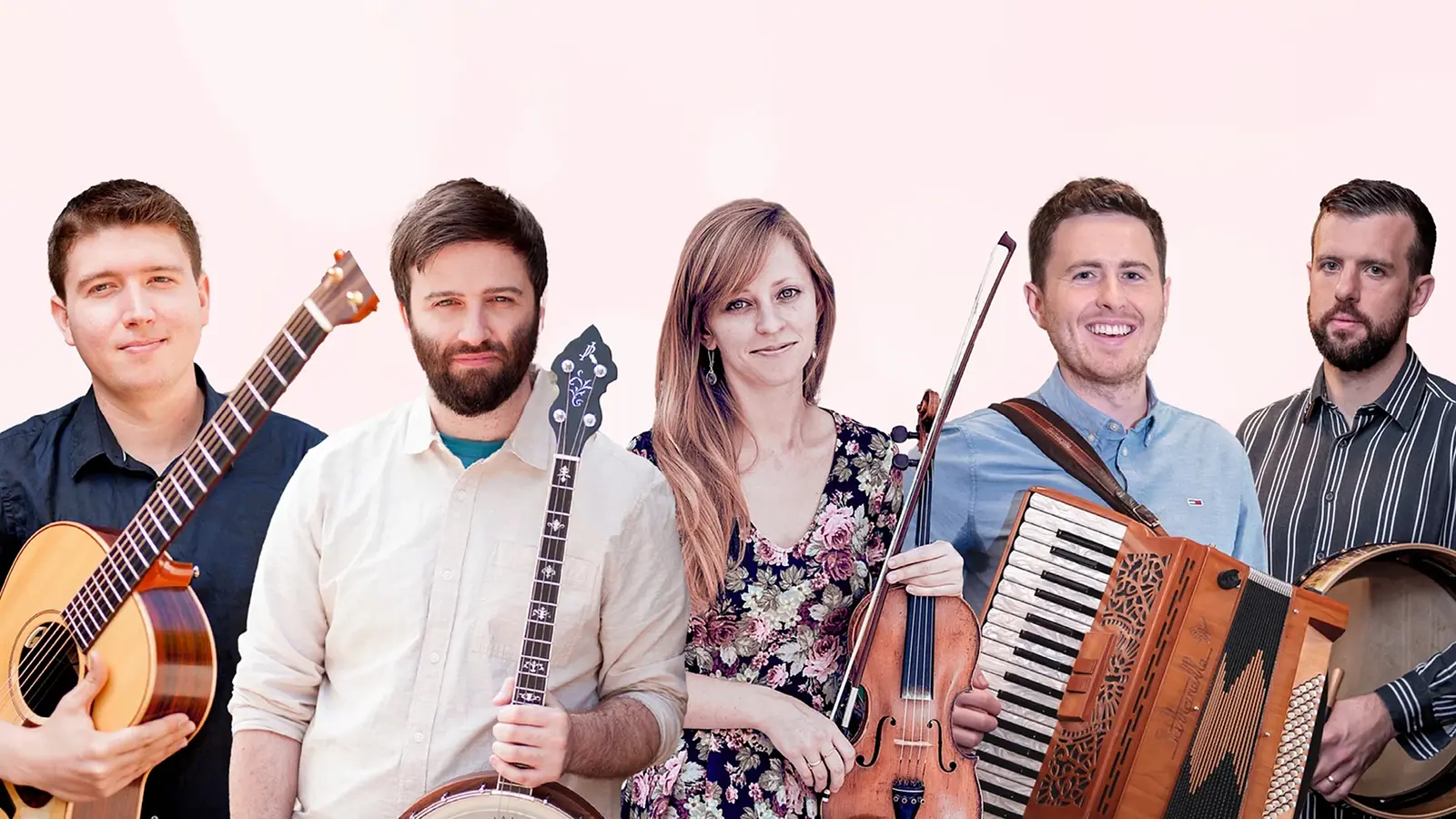 Die fünfkopfige Band Goitse mit Instrumenten