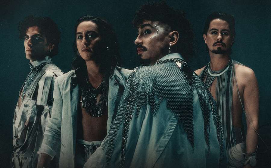 Die Band Greta Van Fleet ind aufallender Kleidung vor dunkel blauem Hintergrund