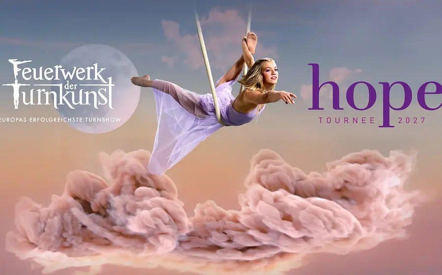 Luftartistin im lilafarbenen Kleid schwebt an einem Seil über rosafarbenen Wolken vor pastellfarbenem Himmel. Links das Logo ‚Feuerwerk der Turnkunst‘ mit dem Zusatz ‚Europas erfolgreichste Turnshow‘, rechts der Titel ‚hope – Tournee 2027‘