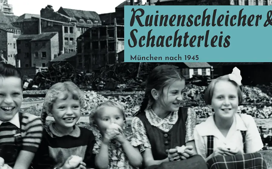 Ein schwarz-weiß Foto aus der Nachkriegszeit mit fünf Kindern im Vordergrund, im Hintergrund Ruinen und Häuser, mit Aufschrift Ruinenschleicher und Schachterleis - München nach 1945