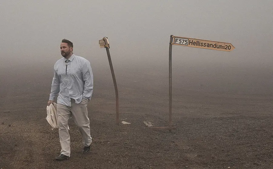 Foto des Künstlers Florian Künstler in einer wolkigen Wüstenlandschaft