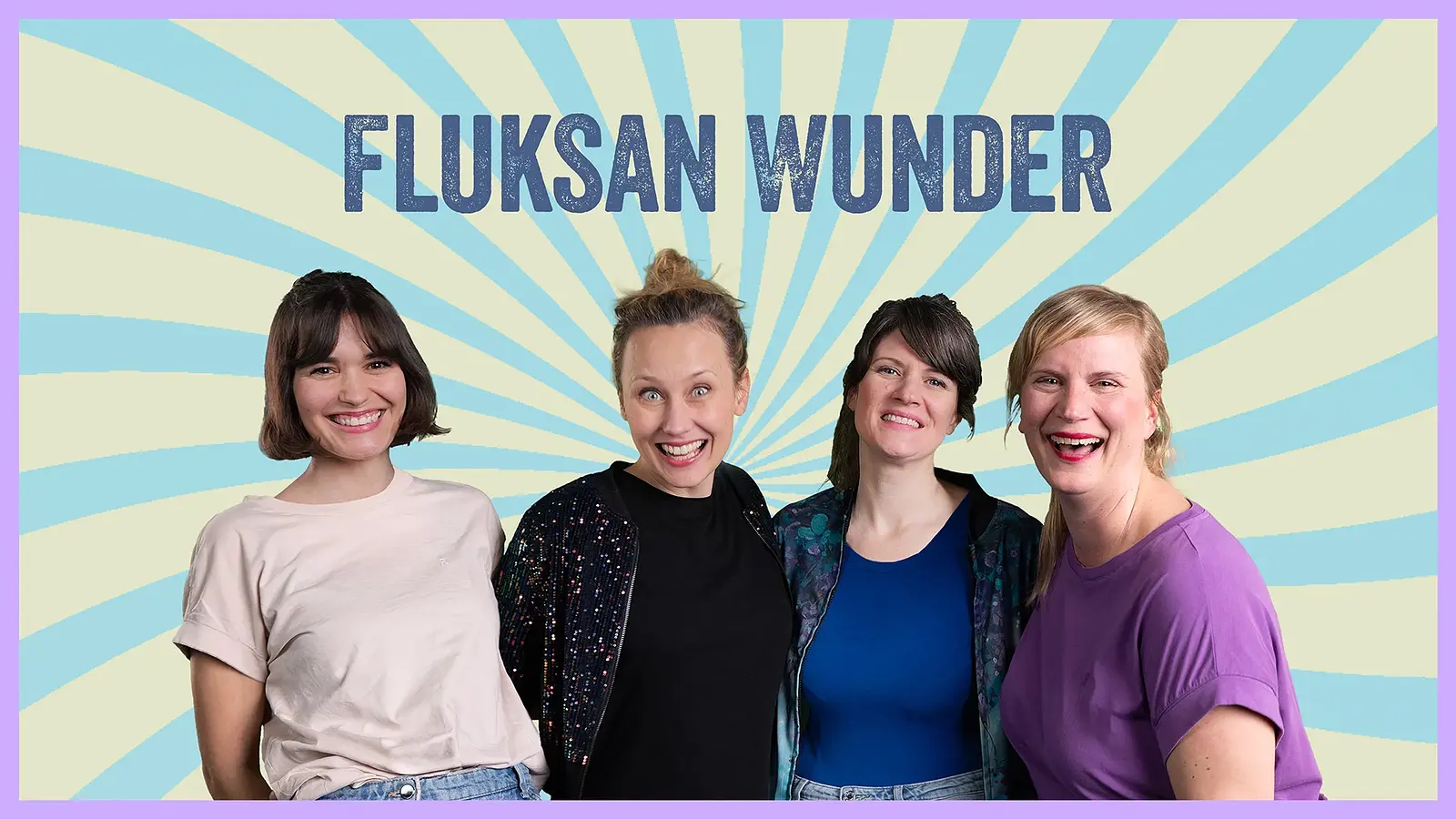 Vier Frauen der Musikgruppe Fluksan Wunder stehen lächelnd vor einem hellgelben Hintergrund mit hellblauen Strahlen. Oberhalb der Gruppe steht der Name FLUKSAN WUNDER in dunkelblauer Schrift.