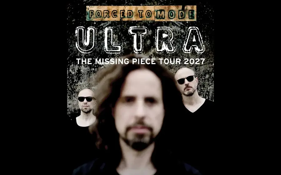 Drei Bandmitglieder vor dunklem Hintergrund, mit unscharfem Vordergrund und dem Schriftzug ULTRA – The Missing Piece Tour 2027