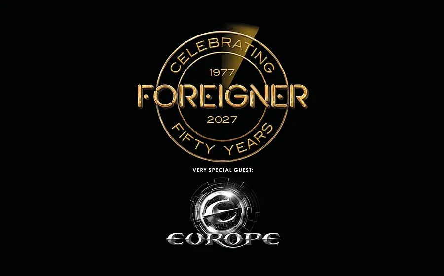Die Logos der Bands Foreigner in gold und Europe in silber auf schwarzem Hintergrund