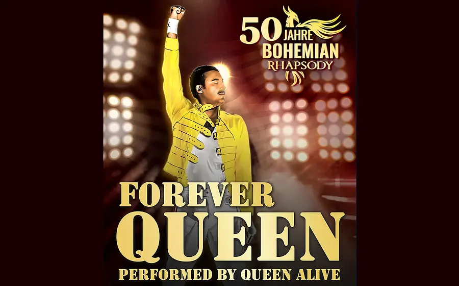 Darsteller von Freddie Mercury in gelber Jacke mit erhobenem Arm vor Konzertlichtern, Poster der Tribute-Show Forever Queen performed by Queen Alive mit Hinweis auf 50 Jahre Bohemian Rhapsody