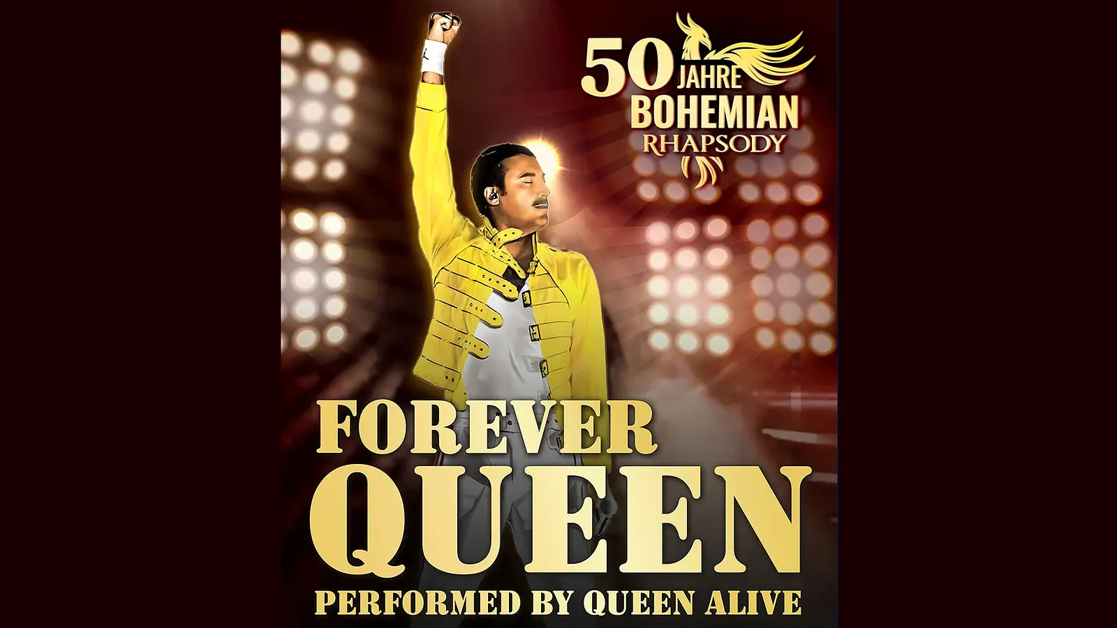 Darsteller von Freddie Mercury in gelber Jacke mit erhobenem Arm vor Konzertlichtern, Poster der Tribute-Show Forever Queen performed by Queen Alive mit Hinweis auf 50 Jahre Bohemian Rhapsody