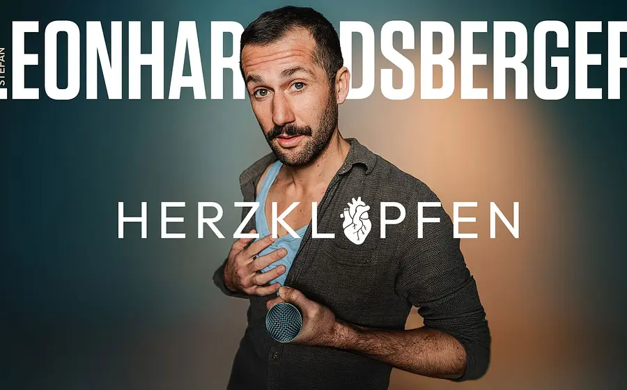 Plakat Herzklopfen mit Stefan Leonhardsberger der mit Mikrofon und Hand an der Brust vor farbigem Hintergrund steht