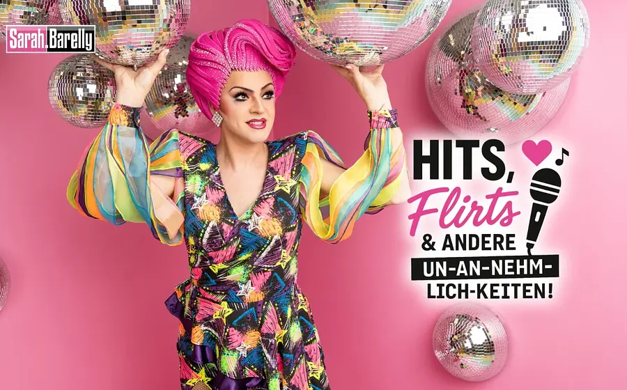 Sarah Barelly – Hits, Flirts & andere Un-an-nehm-lich-keiten: Künstlerin in buntem Outfit vor rosa Hintergrund mit Discokugeln, humorvoll inszeniert.