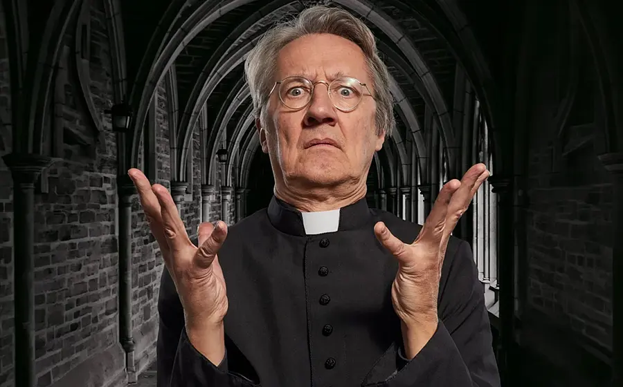 Person im Priestergewand mit erhobenen Händen und erschrockenem Blick in einem gotischen Kreuzgang