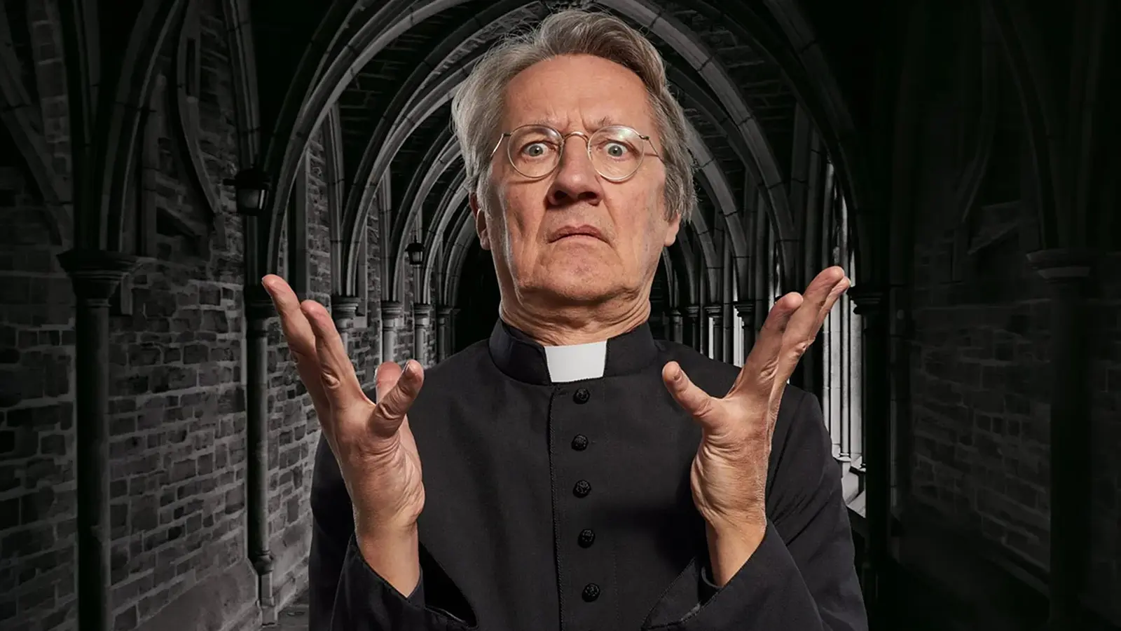 Person im Priestergewand mit erhobenen Händen und erschrockenem Blick in einem gotischen Kreuzgang
