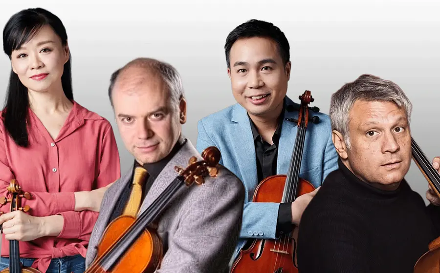 Gruppenporträt von vier Streichmusikerinnen und Streichmusikern vor hellem Hintergrund. Die Personen halten Violine, Viola und Violoncello und sind in versetzter Anordnung zur Kamera ausgerichtet.